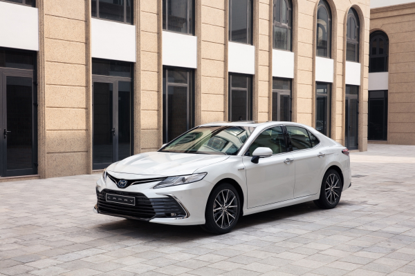 Toyota Camry 2023: Giá xe lăn bánh & đánh giá thông số kỹ thuật
