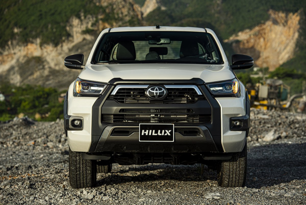 Toyota Hilux 2023: Giá xe lăn bánh & đánh giá thông số kỹ thuật