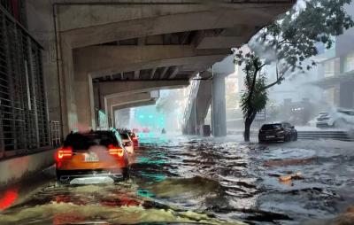 Tài xế nên chú ý gì khi lái xe trong điều kiện mưa to, đường ngập