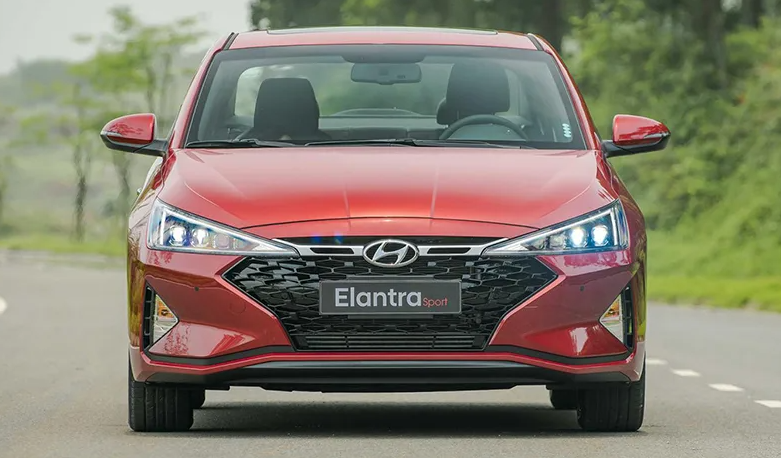 Phần đầu xe của phiên bản Hyundai Elantra Sport 2022