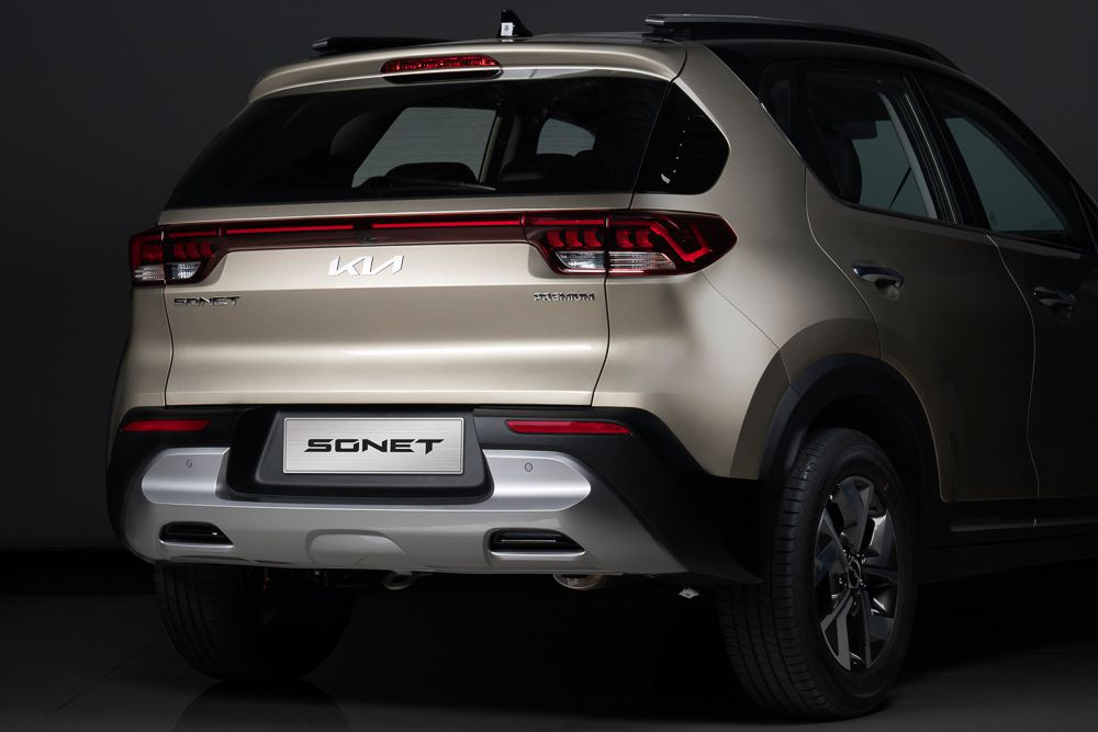 Phần đuôi xe Kia Sonet 2022 gây ấn tượng với thiết kế gọn gàng và nam tính